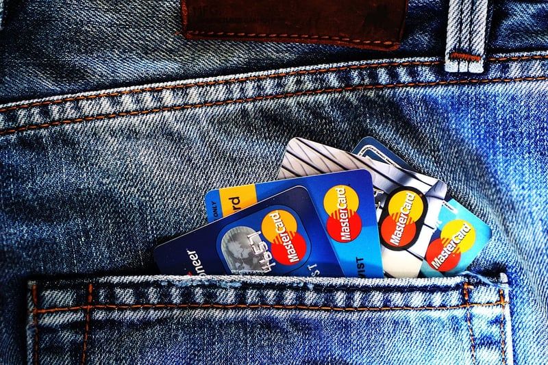 Carte bancaire à l’étranger : quels sont les frais en 2025 et comment les éviter ?